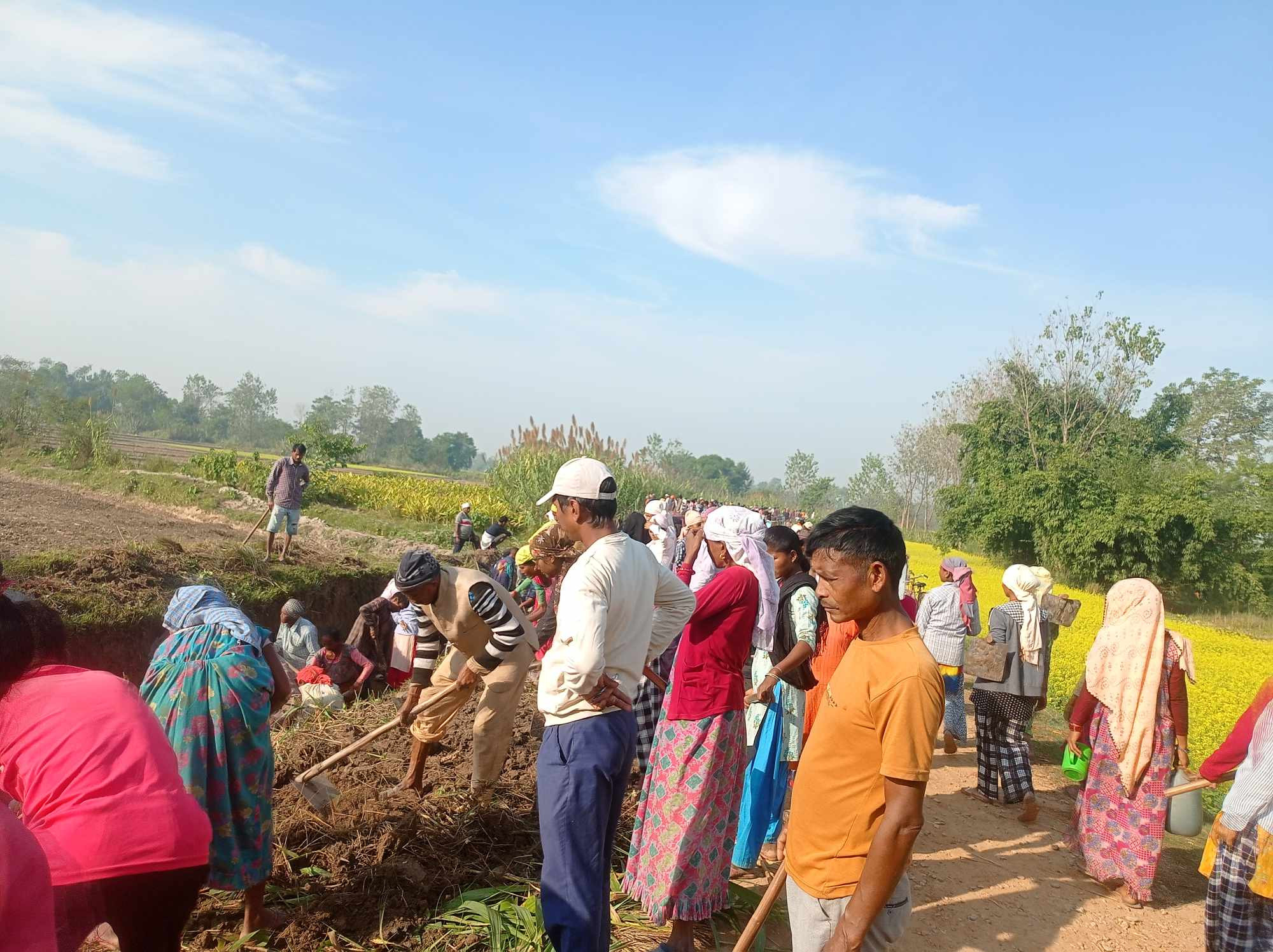 एक हजार किसान आफैँ नहर सफा गर्न जुटे